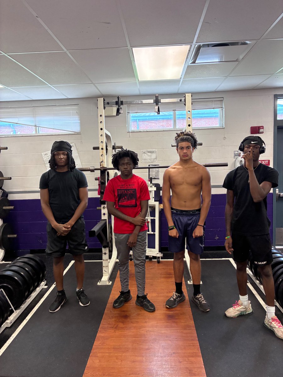 Tenorocfootball's tweet photo. Titan Steel House Squat Clubs
225-240 Club, 245-255 Club, 250-270 Club, 275-295 Club

Go Titans
Steel
LOVE https://t.co/XMt7QRpe0a