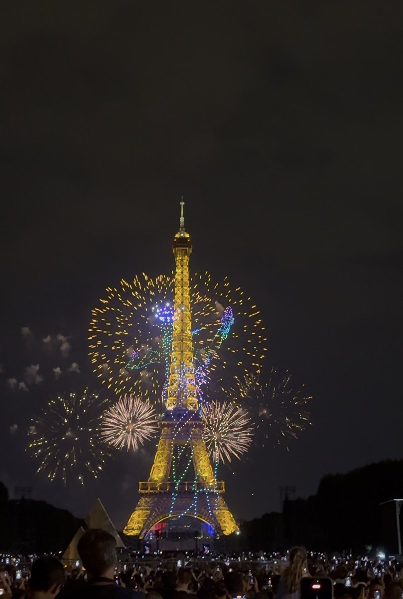 DRYEason's tweet photo. Bonne fête nationale, mon pays !

国庆快乐，我的国家😘 https://t.co/wuWdPT4aSO