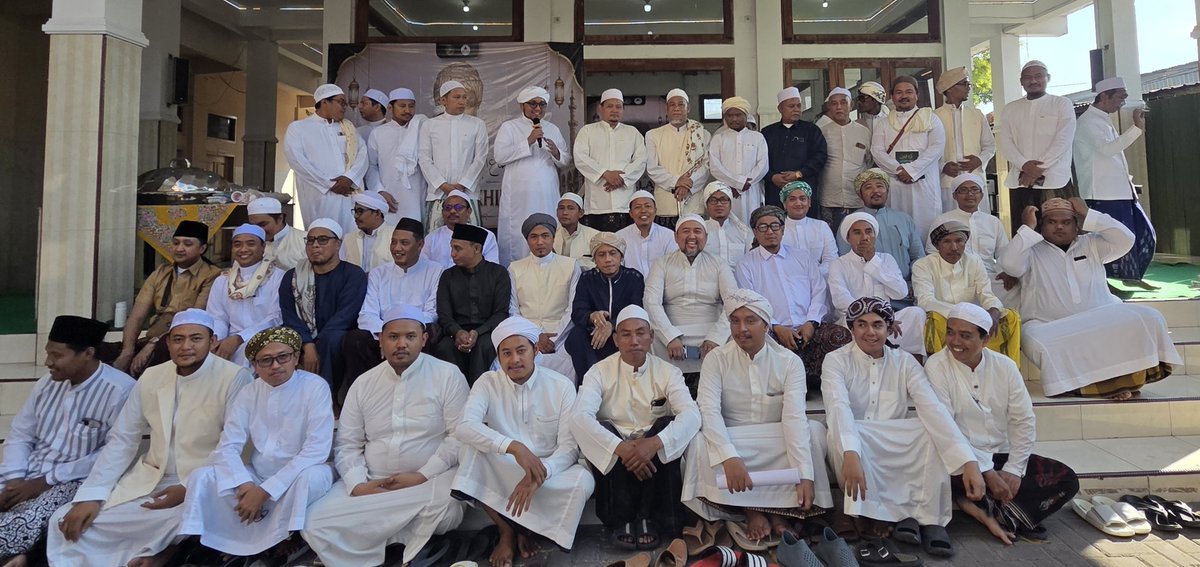 mk_haramain's tweet photo. #majeliskhirrijilharamain 
THULLAB DAKHILY |
IJTIMA' THULLAB DAKHILIYYIN KE 20 DI KEDIAMAN KETUA UMUM MAJELIS KHIRRIJI AL HARAMAIN AS SYARIFAIN KH. HUSNIMUBARAK S.H.M.H PP. ABU SYAMSUDDIN SIDOTOPO SURABAYA https://t.co/1ZHY0Okg0b