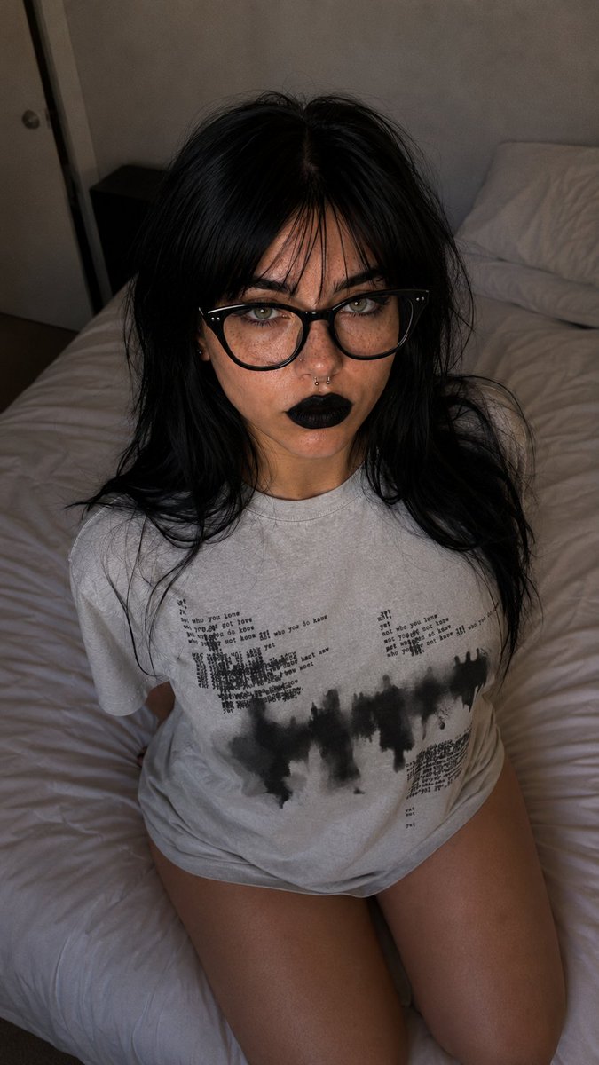 itslilygoth's tweet photo. Yes I'am single https://t.co/RnV28j0ZsK