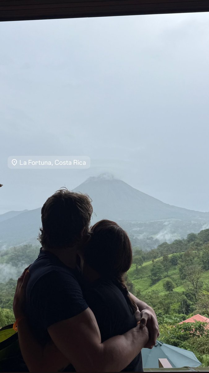 NACSPupdates's tweet photo. BÍCEPS!!!!! Nicholas Alexander Chavez junto a su novia Victoria Abbott en una nueva foto 😍

📸 https://t.co/0U23NU9g1T en instagram https://t.co/z2ePLiBiti