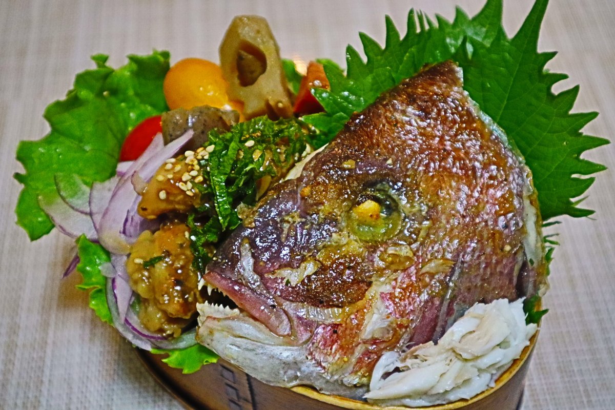 kurigohanbento's tweet photo. 『鯛のお頭弁当』
鮎��次は鯛✨
やっぱり魚が好き❤
#お弁当　#お弁当記録
#鯛飯 https://t.co/CwHhwXSNtF