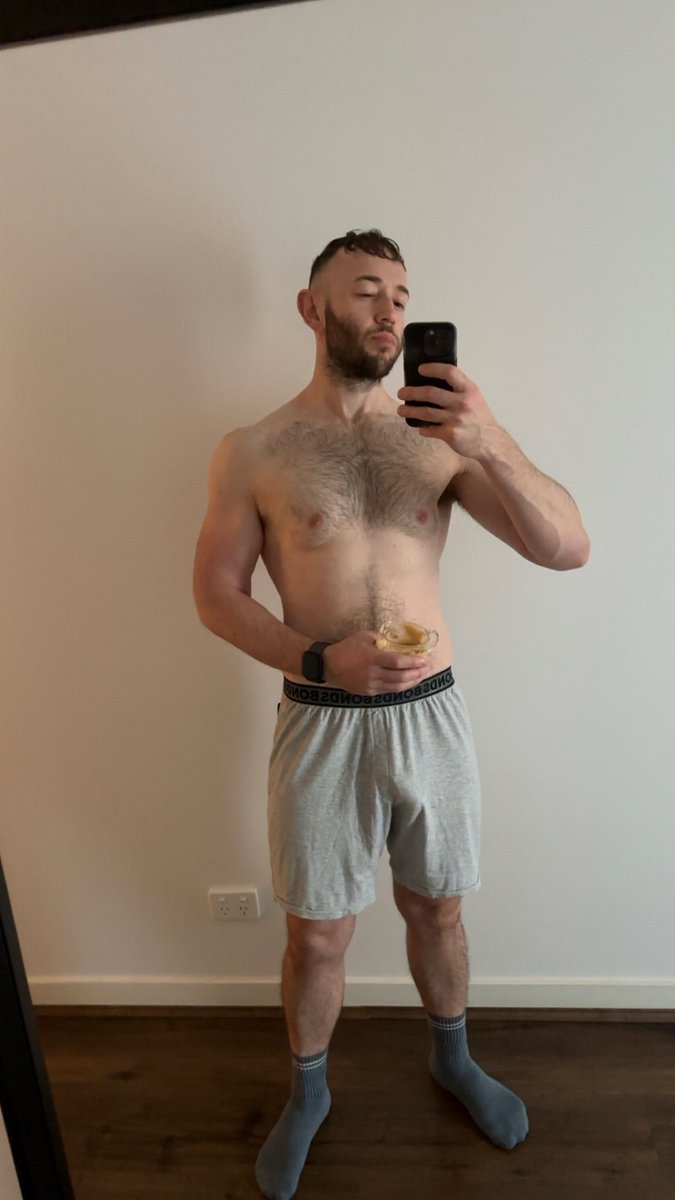 AshMel28's tweet photo. Gm yo, happy Tuesday 🤙🏻
Wyd today?

#greyshorts #coffee #topless #shirtless #fit #gymfit #hairy #muscle #socks #bulge #gym #gymbro #beard https://t.co/H9lmXcvDEn