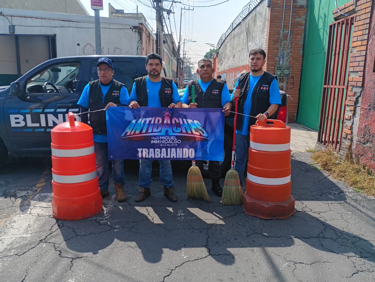 AlcaldiaMHmx's tweet photo. ¿Ya nos viste por las calles de #MiguelHidalgo?

Con #AntibachesMH los funcionarios públicos salimos del escritorio a tapar los baches de toda la alcaldía, para que tengas las mejores calles de la ciudad. ¡No olvides que si encuentras un bache en tu camino, repórtalo al @MHcesac!

Además estamos repavimentando 52 calles en toda la alcaldía para seguir teniendo las mejores calles de la ciudad.