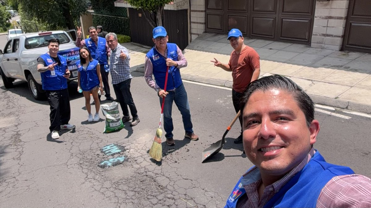 AlcaldiaMHmx's tweet photo. ¿Ya nos viste por las calles de #MiguelHidalgo?

Con #AntibachesMH los funcionarios públicos salimos del escritorio a tapar los baches de toda la alcaldía, para que tengas las mejores calles de la ciudad. ¡No olvides que si encuentras un bache en tu camino, repórtalo al @MHcesac!

Además estamos repavimentando 52 calles en toda la alcaldía para seguir teniendo las mejores calles de la ciudad.