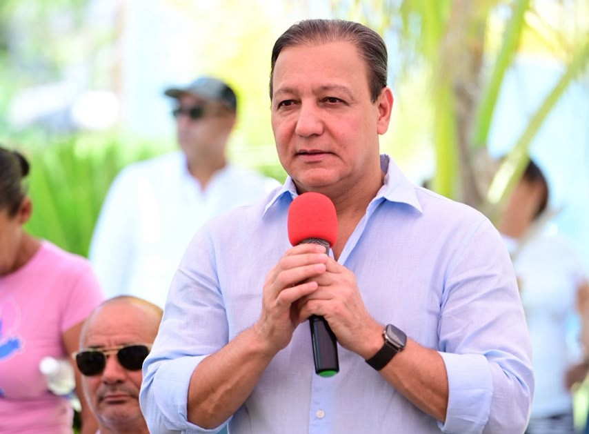 elnuevodiariord's tweet photo. El excandidato presidencial @AbelMartinezD  afirma que será el próximo presidente de la República y promete "recuperar el país".

El aspirante presidencial también aseguró que su compromiso es la defensa de la soberanía nacional y afirmó que buscará "poner orden".

#ElNuevoDiarioRD 🤳