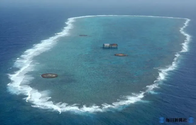 BeijingDai's tweet photo. This is the famous Okinotorishima—a coral reef that, at high tide, reveals only two rocky outcrops with a combined area of less than 10 square meters, barely larger than a double bed. The Japanese built breakwaters around it, otherwise rising sea levels caused by global warming would have already submerged the reef entirely.

For such a worthless scrap of rock, Japan insists on calling it "Okinotorishima Island," claiming it meets the definition of an "island" under international law. On this basis, it asserts an exclusive economic zone of roughly 470,000 square kilometers—an area larger than Japan's four main islands combined—along with about 255,000 square kilometers of outer continental shelf. China, naturally, rejects Japan's claims, as would any reasonable nation.