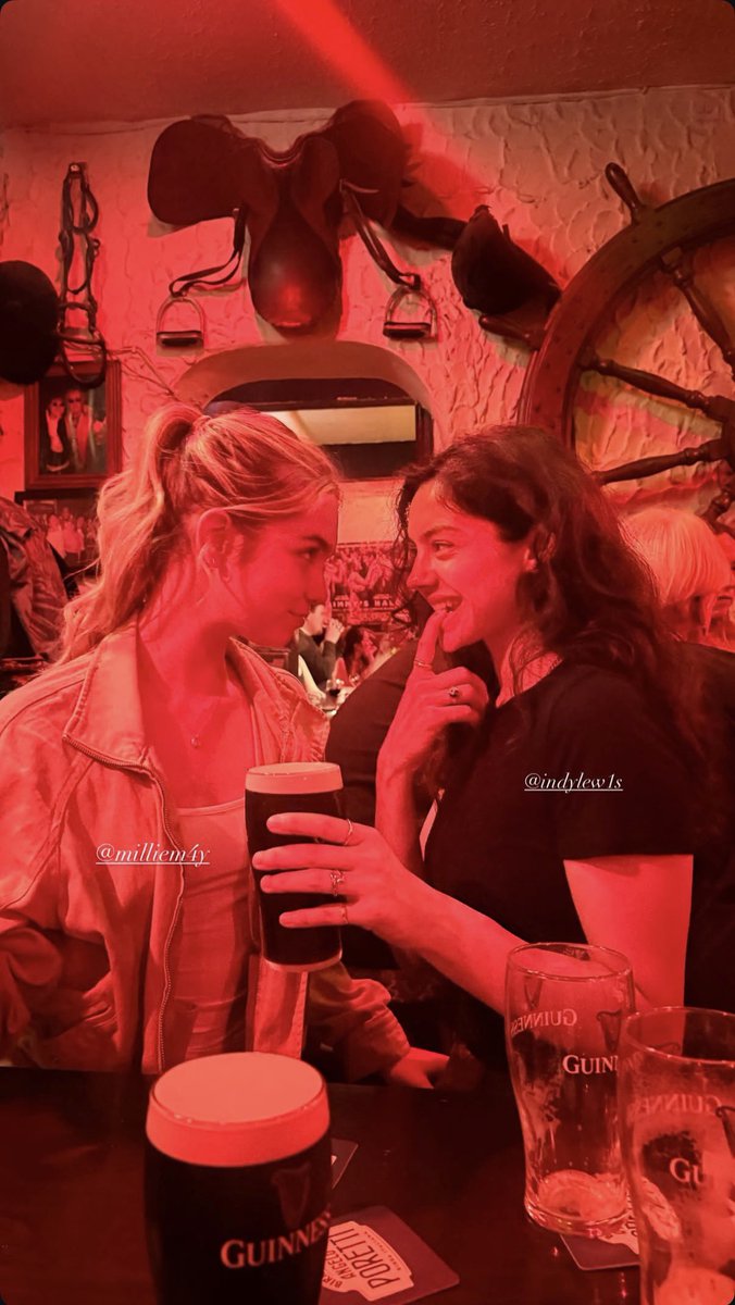 afterselena_'s tweet photo. ya pasé por muchas adaptaciones literarias pero es la primera vez que los actores transmiten las vibras EXACTAS a sus personajes, no se cómo actuarán pero con unas pocas fotos ya me convencieron https://t.co/Q1NnhCpo75