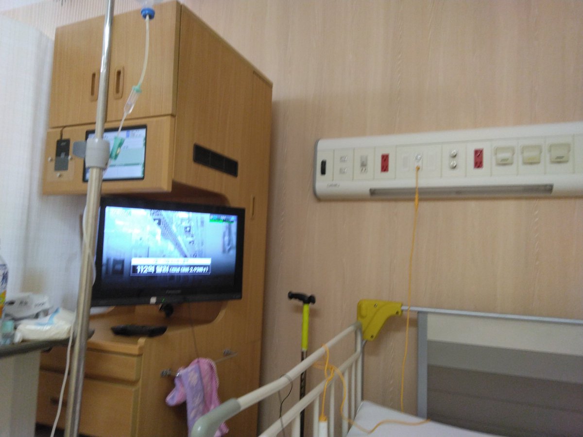 SDGs1949's tweet photo. 人生3度目の入院中🏥
10mm超えたポリープ切除で1泊入院となった🤐
２個切除して戴く間スクリーンを観る事ができた🧐
暫くは魚🐟さばく時に【トラウマ】になりそう😖
#トラウマ
#内臓
#調理
#1泊入院
#大腸ポリープ
#点滴
#ソルアセド https://t.co/lxxhNs3hW9