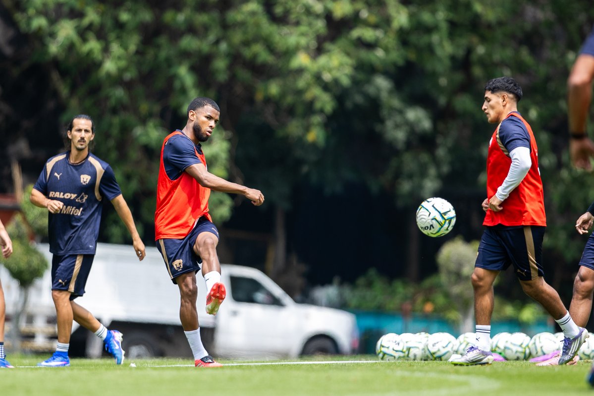 PumasMX's tweet photo. ¡SEMANA PREVIA AL DEBUT EN EL APERTURA 2026! 👉⚽️

La espera terminó auriazules, el chip ya está puesto en el primer partido del torneo 2026, recibimos a Pachuca en C.U. el próximo sábado 18 de julio y nosotros trabajamos con la misma exigencia para cumplir los objetivos. 👊

#SiemprePumas