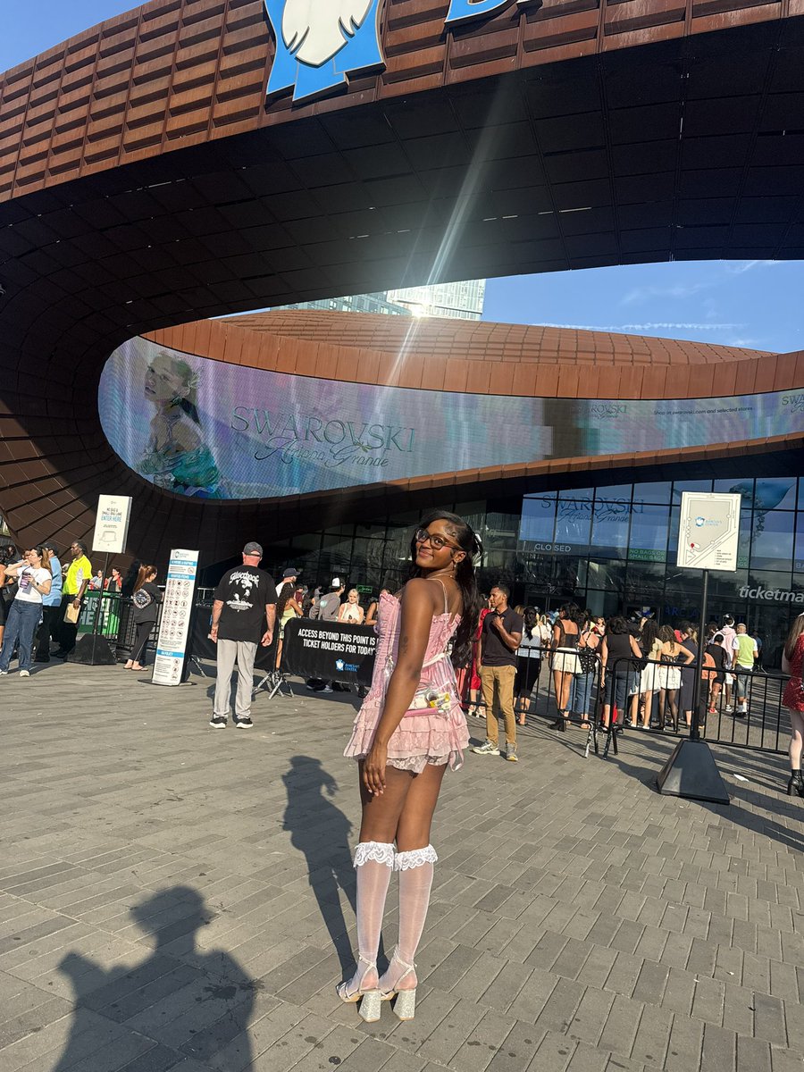 divairl's tweet photo. IM HEREEEEEE &amp; LOVIN IT BABY🤍🩷🎀 #estbrooklyn https://t.co/4LkJlUDHvL