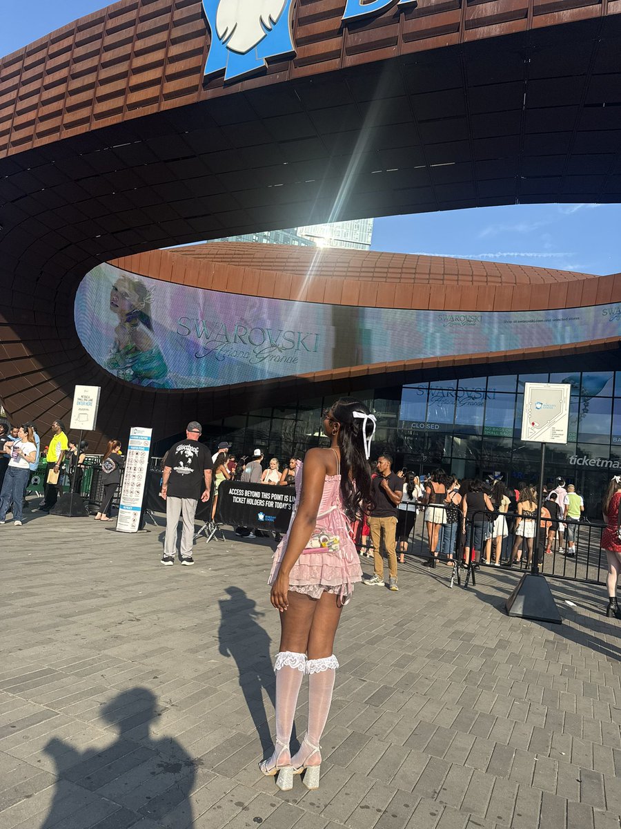 divairl's tweet photo. IM HEREEEEEE &amp; LOVIN IT BABY🤍🩷🎀 #estbrooklyn https://t.co/4LkJlUDHvL
