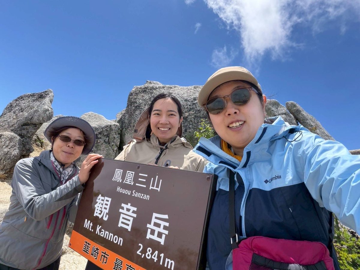 poolo_climbing's tweet photo. 6/20-21 ⛰️鳳凰三山（地蔵岳・観音岳・薬師岳）
初日の雨は森の傘に守られ、2日目は稜線に出ると雨がやんで大絶景！
過去最高クラスの美しい稜線歩きでした🏆

地蔵岳のお地蔵様も仏教みがあって壮観な光景！
下山後の温泉とご飯は最高♨️おつかれ山でした🍻

#鳳凰三山 #南アルプス https://t.co/RbU5KF7aba