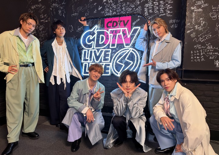 05yu_11's tweet photo. CDTVライブライブの写真玉ちゃんが
同じポーズだから2枚とも同じSHOTだなって思ってたけど、ガヤさんと千ちゃんがポーズ違うから違う写真だって今頃気付いた😅 https://t.co/B7gO3FcAzp
