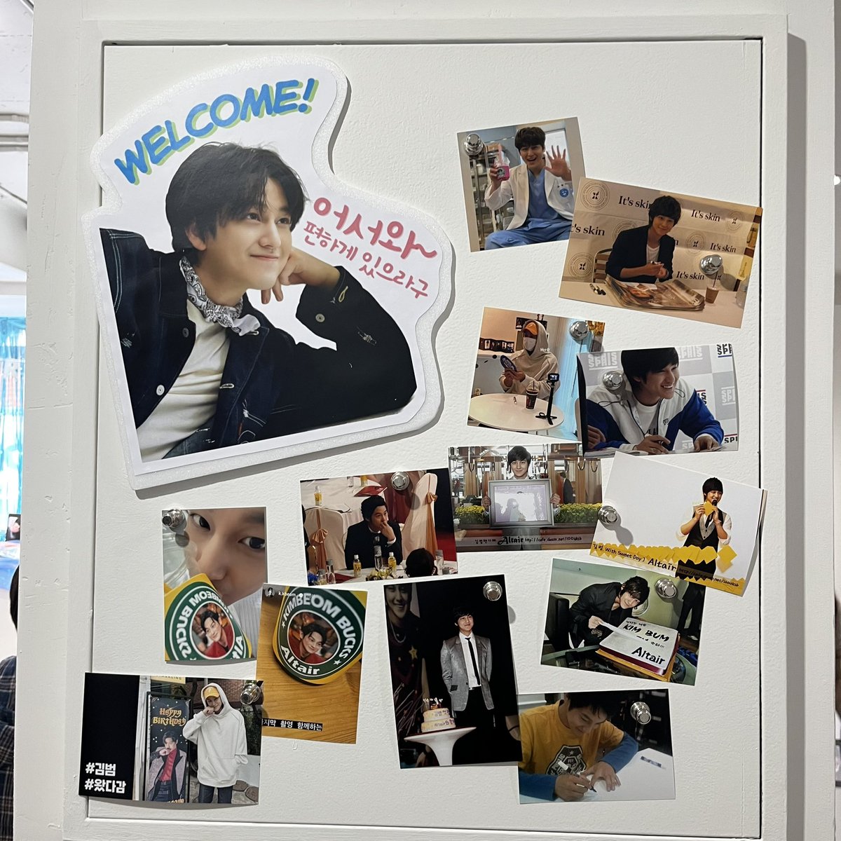 ellena25_lala's tweet photo. 무더운 여름 만큼이나 배우님의 깜짝!등장으로 후끈했던 생일카페!🎉비록 직접 배우님을 보지는 못했지만, 청량한 카페와 오랜만에 만난 팬들그리고 그 곳을 가득 채운 배우님의 흔적들을 보며 잠시나마 더위를 잊고 파라다이스를 만끽하고 왔답니다.🤗
#BUMMER_PARADISE
#ALTAIR_WITH_KIMBEOM https://t.co/bjLfLqa6JV