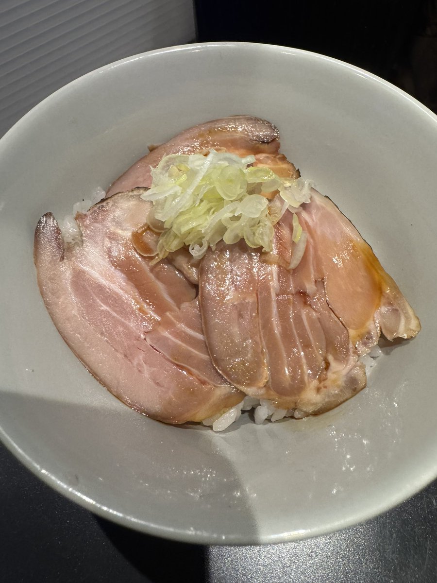 KEN_aka_SWG's tweet photo. 最近買い出し🍳から煮干乱舞さんへのルーティン🍜🐟たまたま店主様が。めちゃくちゃ美味かった❗️チャーシューは素晴らしいし、🍜もやっぱり美味い❗️店主さま、話しかけたらめちゃくちゃいい方‼️ラーメン🍜料理好きなんだな‼️ってすぐわかりました。これからも頑張ってください❗️ごちそうさまでした😋😋 https://t.co/5PDf9umpLh