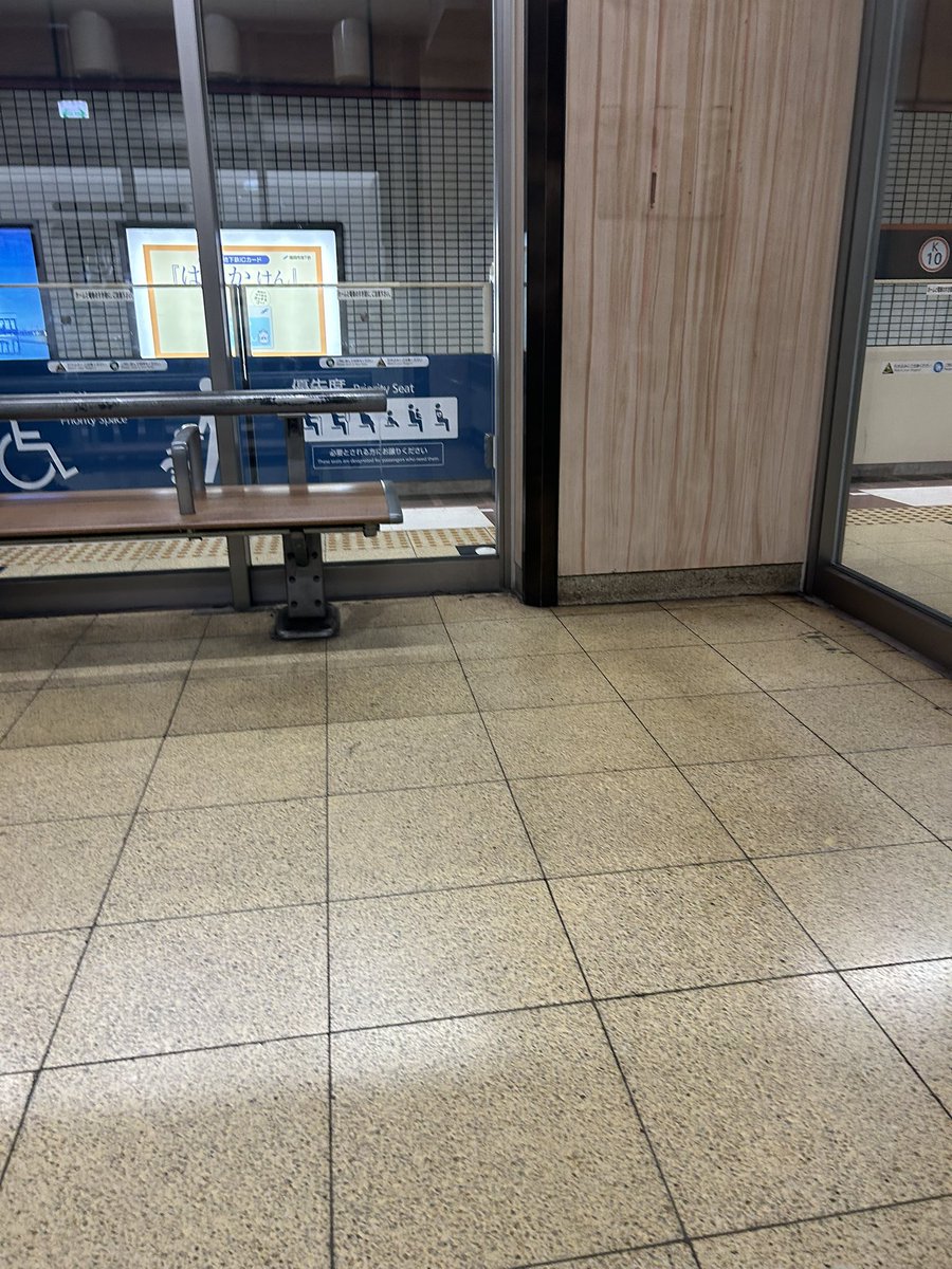 oredaoredaoleda's tweet photo. 涼みたいけど歩きたい！そんな時は地下鉄ホームにあるクールルームで一休みしましょ！一休みしたら祇園駅から博多駅まで地下連絡通路を歩きましょ！ https://t.co/TzLRjlsVDZ