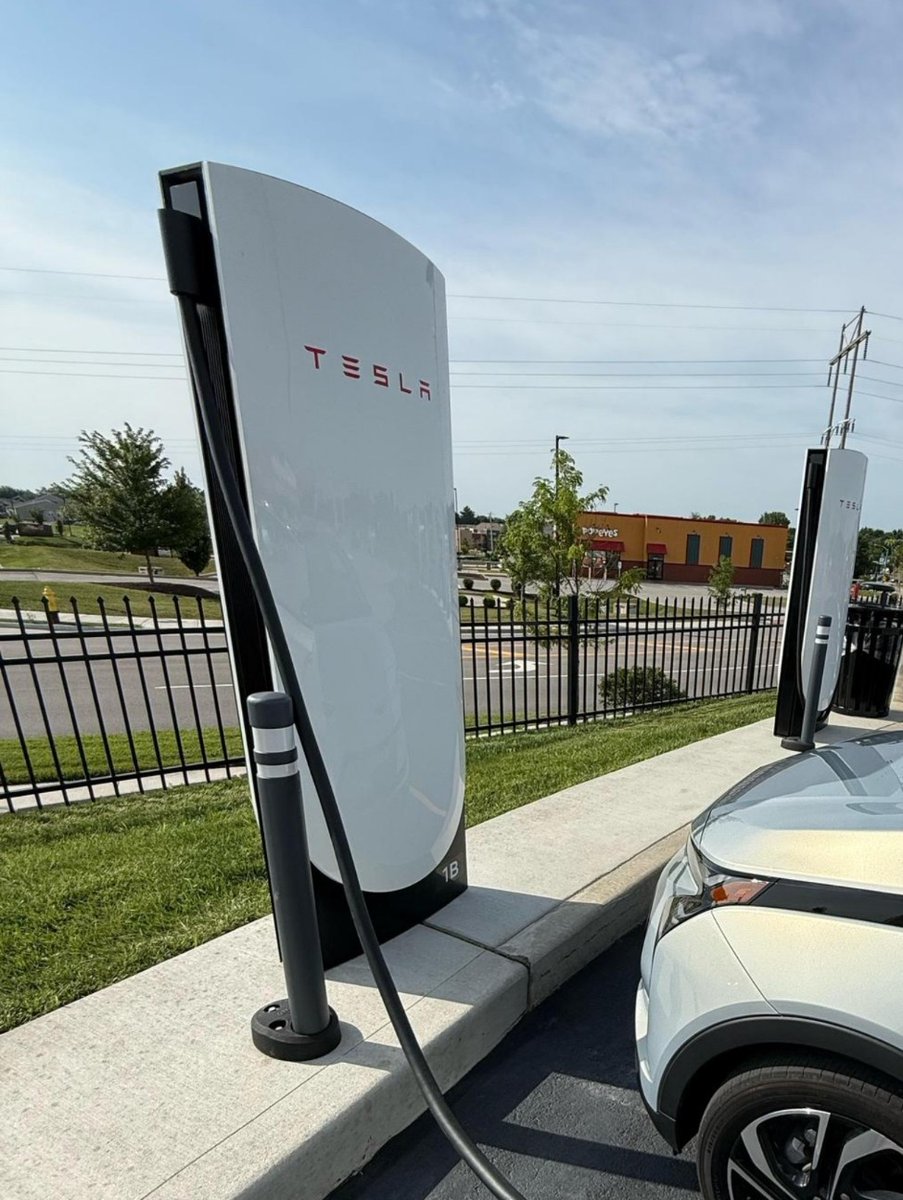 AmpedAmericano's tweet photo. @TheElectricJay @ThatsWhatHeSayd @TeslaCharging This is how every other V4 I've seen is installed, cable connection on the left so the cord reaches over. https://t.co/mDWMtYMnY8