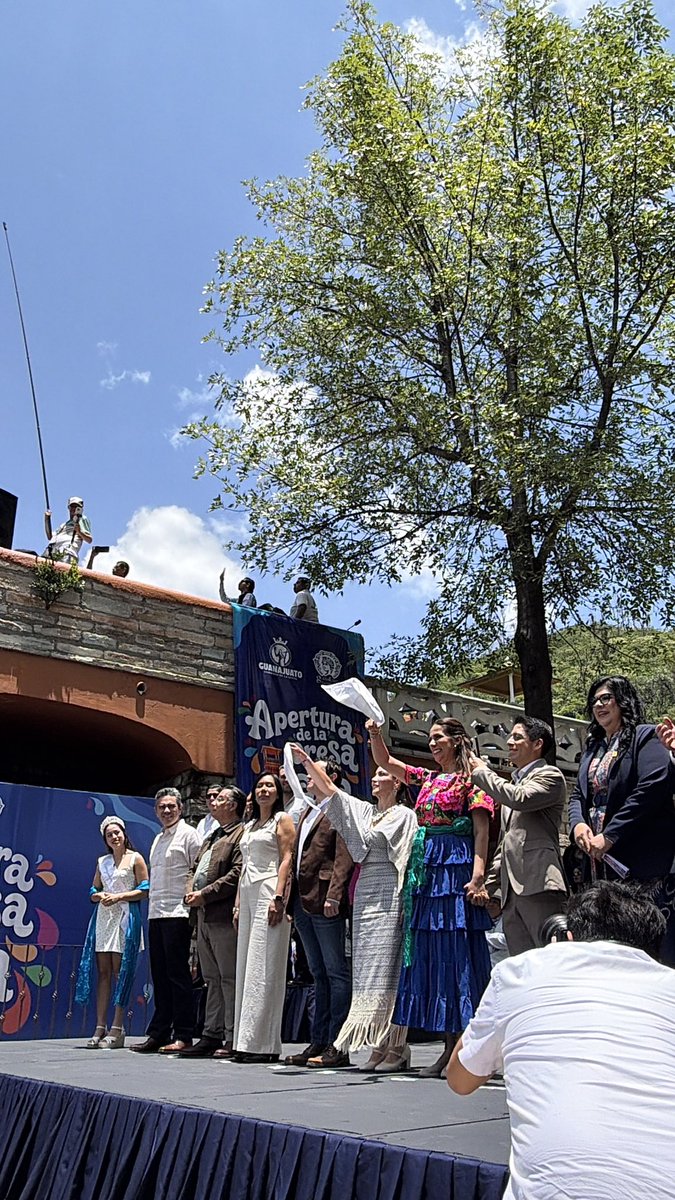 finanzasgente's tweet photo. Hoy vivimos un tradición que une generaciones.❤️

La apertura de la 🦆Presa de la Olla, encabezada por la Gobernadora @LibiaDennise reafirma el orgullo, la historia y la identidad de #GuanajuatoCapital 

Una celebración que preserva nuestro legado y fortalece nuestras raíces. https://t.co/zeamyepuNP