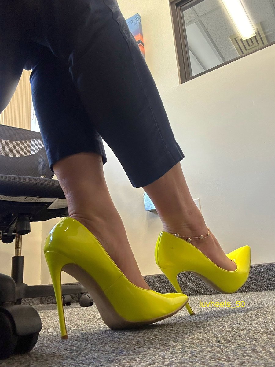 luv_heels's tweet photo. #luvshoes #highheels #heels #stilettos #mondayvibes #shoes #officelife #neonyellow 💛 https://t.co/wBtM0UYTJg