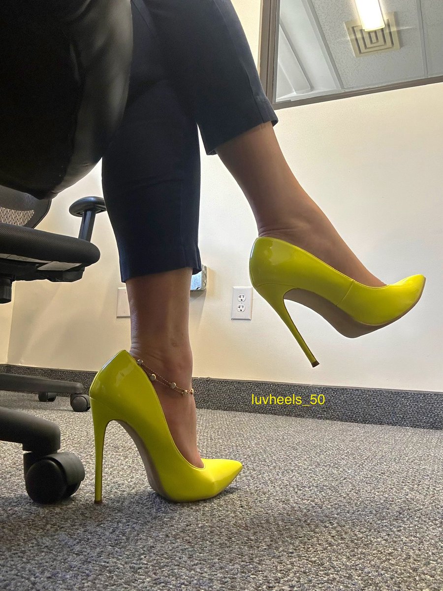 luv_heels's tweet photo. #luvshoes #highheels #heels #stilettos #mondayvibes #shoes #officelife #neonyellow 💛 https://t.co/wBtM0UYTJg