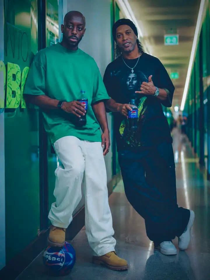 ShakoLotanga's tweet photo. Une image qui fait plaisir à voir !

Quand une marque mondiale comme Pepsi réunit Yoane Wissa et Ronaldinho, c'est la preuve que le talent n'a pas de frontières.

🇨🇩❤️ #YoaneWissa #Pepsi #Ronaldinho #FiertéCongolaise #Football https://t.co/eT8X617jyl