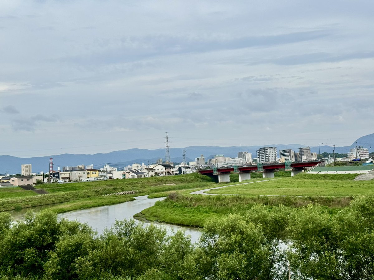 paakokooko20618's tweet photo. おはようございます
雲多いけど、青空のいわきの朝
気温22℃、湿度94％🥵、日中30℃😩、☁️の予報
朝から蒸し蒸し、雲が頑張って太陽が負けてるのでまだマシかな
太陽、そのままstayで💦
水分補給しっかりと、色々気をつけて良い一日を、よろしくお願いします

#空ネット #シェア天 #福島撮影隊 https://t.co/NRAEBn2uvV