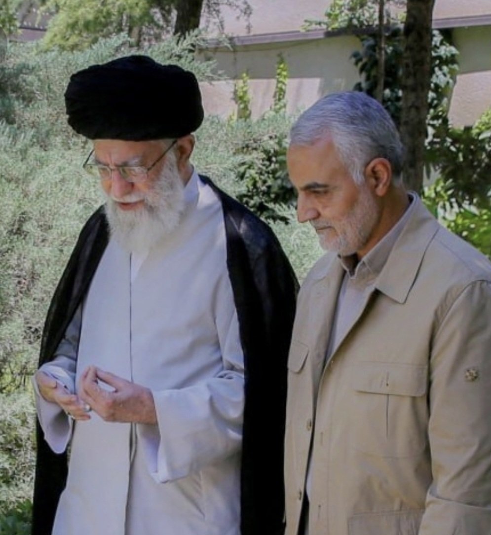 OjaniElham's tweet photo. بعد از تو؛
 دیگر هیچ چیز سر جای خودش نیست....
حتی من
جای خالی ات جهانم را 
از نفس انداخت🖤
#رهبر_شهیدم
#حاج_قاسم https://t.co/uDtBnMRScd
