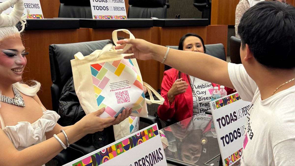 YaajMexico's tweet photo. #LiderazgosLGBTI+ 🏛️ La distinción se realizó en “El Orgullo que nos une. Todas las Personas, todos los derechos”, una jornada en la que el @senadomexicano reconoció a liderazgos LGBTI+ por su lucha en favor de los derechos humanos como a @JuanJacobo41, pionero del movimiento de liberación LGBT+ en México, recordándonos que nuestra lucha tiene memoria, presente y futuro; al igual que a Emma Yessica Duvali, Samantha Flores, Alejandra Bogue, @la_campu, @JoaquinBondoni, @escandalamx, @rickyklehr, @LeexaFox, @luisperelmanmx, @JuanOyervides, así como diversos liderazgos claves del país.