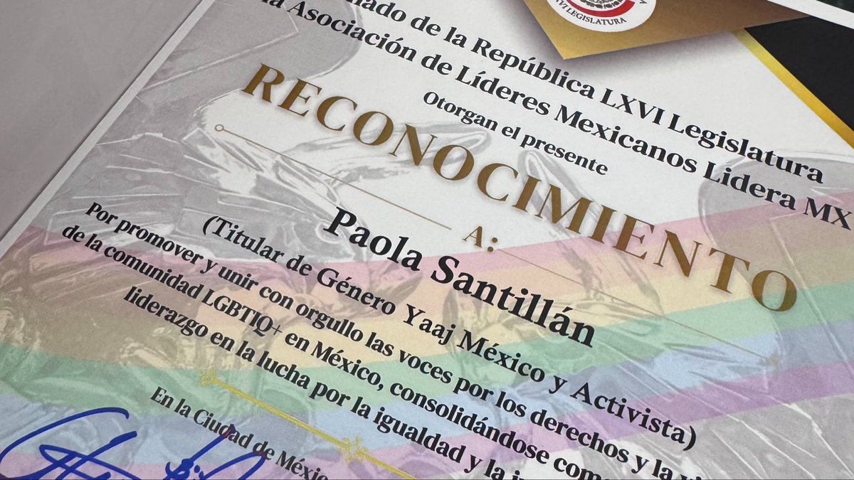 YaajMexico's tweet photo. #ReconociendoElOrgullo 🏛️🏳️‍⚧️🏳️‍🌈 Con enorme emoción celebramos que el Senado de la República reconoció a nuestra Titular de la Unidad de Género de Yaaj México, @paosantillanmx, por su trayectoria como activista LGBTI+, feminista interseccional y defensora de derechos humanos.

#MujeresDiversasYaaj 🏅 Este reconocimiento distingue la línea de género y feminista de nuestra organización a través del fortalecimiento de liderazgos de mujeres diversas y personas no binarias, así como en la creación de escuelas de participación política, procesos formativos y estrategias de incidencia para que más voces diversas lleguen a los espacios donde se toman decisiones‼️ #VivasLibresYDiversas 💚💜🩷🧡