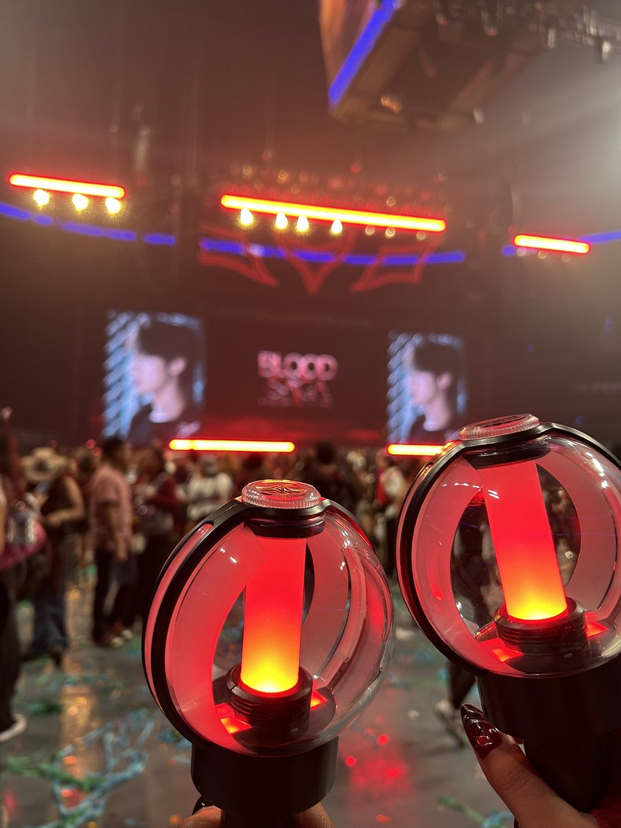 luv4ddeonuu's tweet photo. — Blood Saga in Mexico 🇲🇽 d-2 

después de 5 años pude cumplir mi más grande sueño y los conocí, parecen irreales 
te amo infinitamente #enhypen, por ti le echo ganas a la vida 
 
p.d. los sueños si se cumplen 😭 https://t.co/O3gWLt872Z