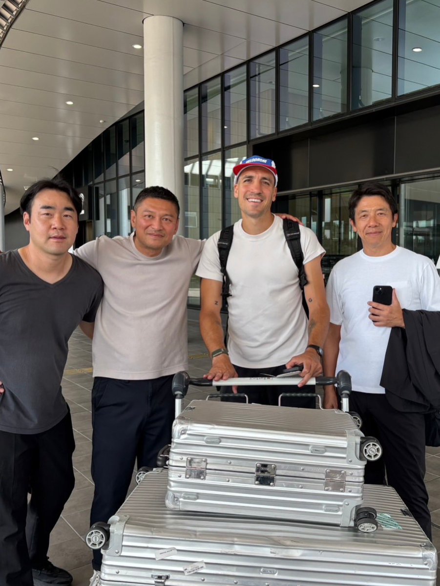 europlus_soccer's tweet photo. 元FCバルセロナのオリオール・ロメウ選手のアビスパ福岡加入に際し、EPGでは移籍に伴う通訳・コミュニケーションサポートなど、選手の円滑な来日・受け入れを支援しました。

EPGは、海外クラブ・代理人・選手・クラブをつなぐPlayer Care（選手受け入れ支援）サービスを提供しています。 https://t.co/z9U0sl14QA