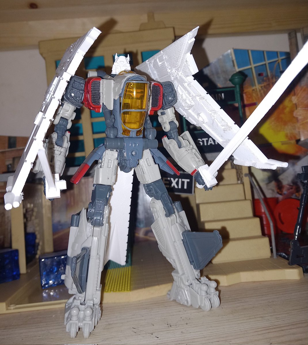 MotoristMayhem's tweet photo. And the answer for Cyclonus isssss... ssbbm Blitzwing!!

I've had this junker one that's been missing its head, wings, and pretty much everything that's not shown here, so it's great to give it new life as my undead warrior, Nitro Cyclonus!

I can't wait to get her all painted up https://t.co/q2nP5ate5V