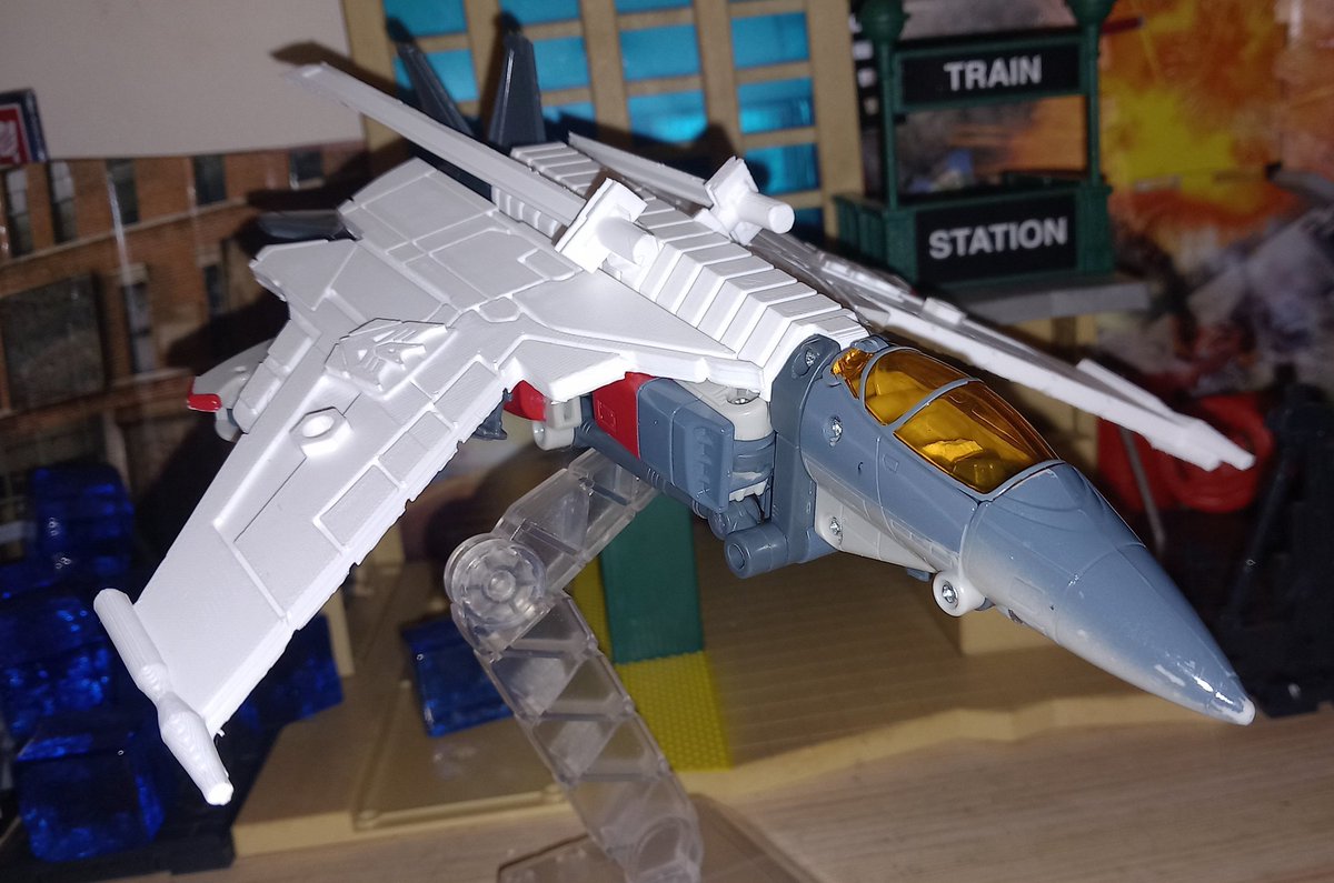 MotoristMayhem's tweet photo. And the answer for Cyclonus isssss... ssbbm Blitzwing!!

I've had this junker one that's been missing its head, wings, and pretty much everything that's not shown here, so it's great to give it new life as my undead warrior, Nitro Cyclonus!

I can't wait to get her all painted up https://t.co/q2nP5ate5V
