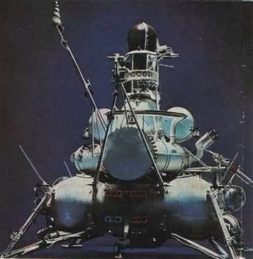 anajuliabanlei's tweet photo. Luna 15 fue una misión soviética lanzada el 13 de julio de 1969, solo tres días antes del despegue del Apollo 11. Su objetivo era ser la primera en traer muestras de la Luna a la Tierra.
La sonda se estrelló en el Mare Crisium el 21 de julio de 1969, mientras Armstrong y Aldrin todavía estaban en la superficie lunar. Un fallo en el radar altímetro y un error en la actitud de la nave impidieron un descenso controlado. De haber tenido éxito, las muestras habrían llegado a la Tierra apenas unas horas después del regreso del Apollo 11.