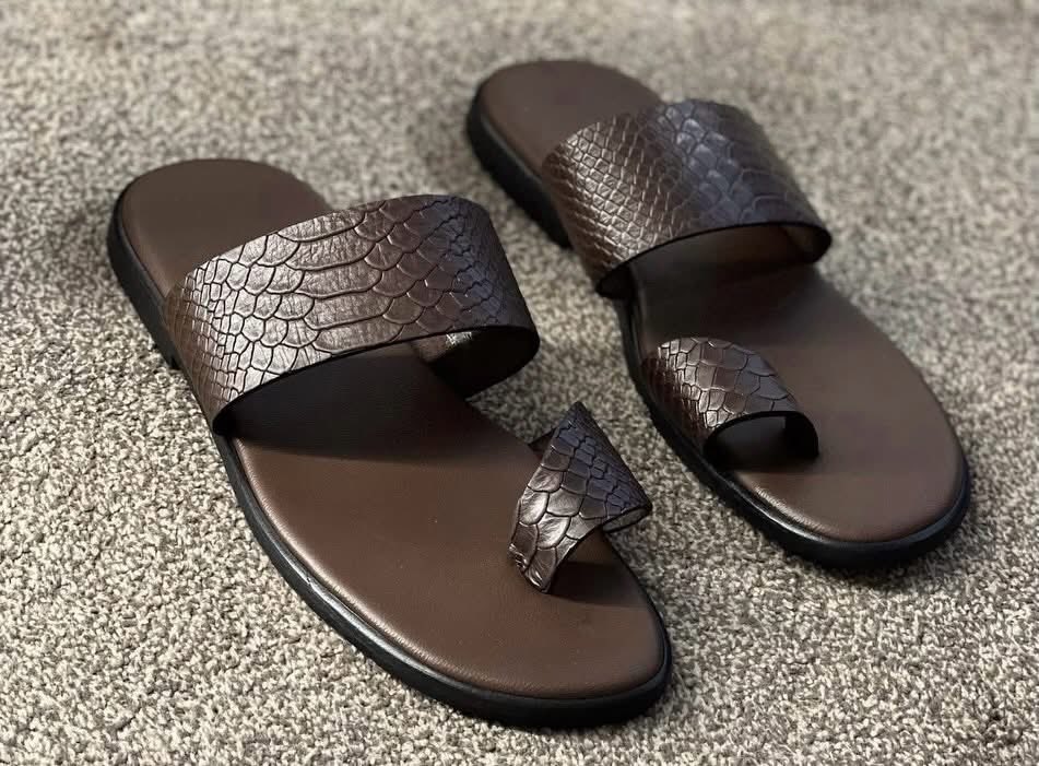 FANIIGROUPE2's tweet photo. Adoptez un style sans effort avec ces sandales à bout séparé, rehaussées d'une texture raffinée. L'accessoire indispensable pour sublimer vos tenues décontractées. 👞✨ #FANII #ModeHomme #Style #Sandales https://t.co/UkwJp13fM7