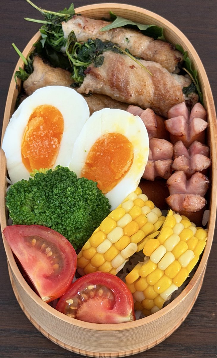 0_oug7's tweet photo. 豚の豆苗巻き、ウィンナー、茹で卵、🥦、🍅、🌽 #子育て 

連日の猛暑でお弁当も心配。保冷剤は必須で入れるが食中毒は侮れない。夏は好きだが、暑さもほどほどに願いたい。

皆さま良い１日を！ https://t.co/3FuOmCIQIU
