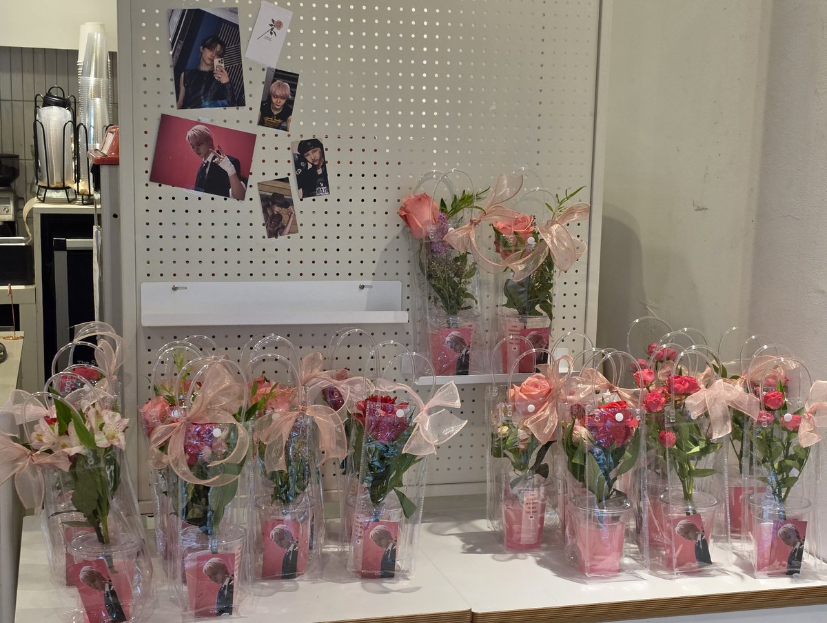 WenoBerry79's tweet photo. 💘봄날 플라워 카페 

몰랐는데 저 꽃 좋아하네요☺️ 
니코랑 장미라니 그것도 핑크 이건 못참지.. 오다 주웠다st로 어머니께 드렸더니
(라고 적고 거실에 자연스럽게 배치 후 감상) 
생각보다 넘 기뻐하셔서 양심에 찔린 당당한 불속성효녀,,,☆ https://t.co/p8f1Wy8lnA