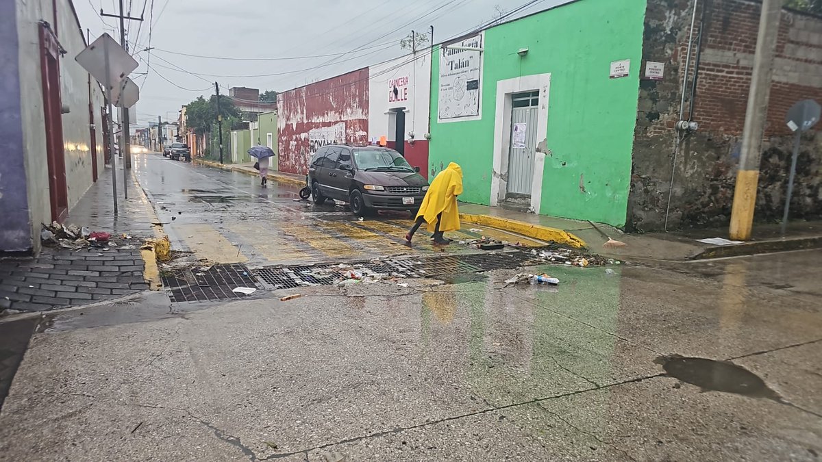 Bonn_Miller's tweet photo. @TonantzinFdz, alcaldesa morenista de San Pedro Cholula, NO INVIERTE en DESASOLVE y las calles se inundan. ¡Tengan para que aprendan! 🤣 https://t.co/TaIsOhzRH7
