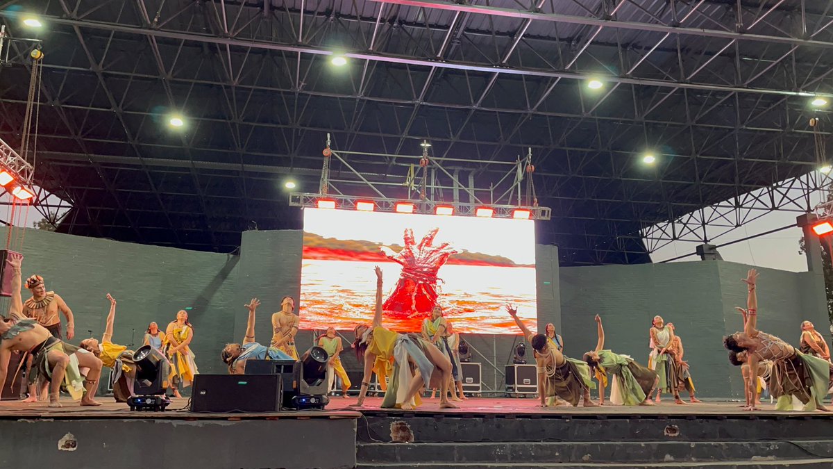 Karencolna's tweet photo. Quién me iba a decir que después de tantos años iba a volver a bailar, a pisar un escenario y a disfrutarlo tanto. Gracias, folklore. 🫶 https://t.co/NCbZk8NFAQ