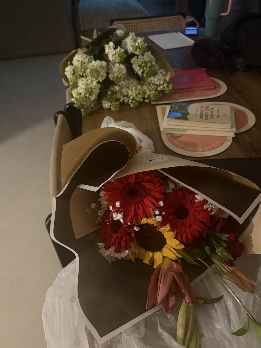 Nicki_Nicole19's tweet photo. me compré flores  aman que sea tan señora si o no ojalá si https://t.co/lrMzatxXcr