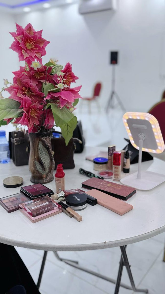 HawaaOrgSA's tweet photo. 💄✨ ضمن فعاليات برنامج #إشراقة_صيف في يومه الثالث، استمتع المشاركات بدورة ميكب آرتست، واكتسبوا مهارات وأساليب أساسية في فن المكياج وسط أجواء تفاعلية مميزة 
 #ميكب_آرتست 
#جمعية_حواء_النسائية #جمعية_رفد_لرعاية_الأيتام https://t.co/YGlmlKkqhH