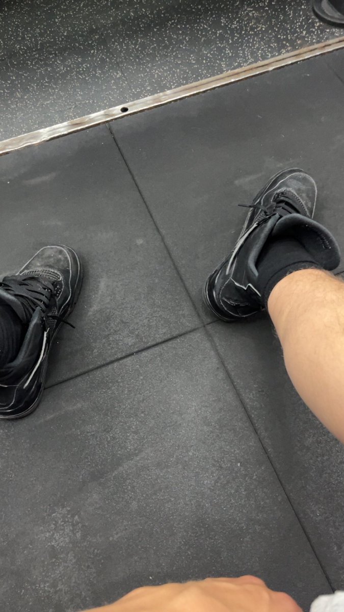 masteraxll's tweet photo. Late in the gym! Who is gonna go on their knees and serve?😈🙇

#cashlave #findom #muscles #pathetic #worship #j4s #nike #cashmaster #alpha https://t.co/05c4imk50B