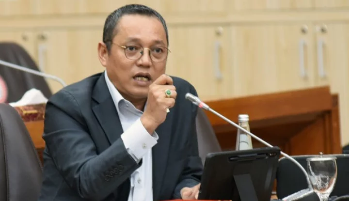 LambeSahamjja's tweet photo. PDIP minta yang pertama harus diperiksa "si bolu ketan"
dalam kasus blackout:
-vdeddy sitorus (pdip) sindir menteri esdm bahlil, minta diperiksa duluan
-sumber masalah korupsi batu bara ada di menteri ESDM
- soalnya izin2 apa apa pasti ada campur tangan bahlil
- kasus sudah dilimpahkan ke kejagung, 2 tersangka ditetapkan
- modus: manipulasi kualitas/kuantitas batu bara & skema pembayaran
- dampak: blackout multi wilayah, kerugian negara >rp5 triliun