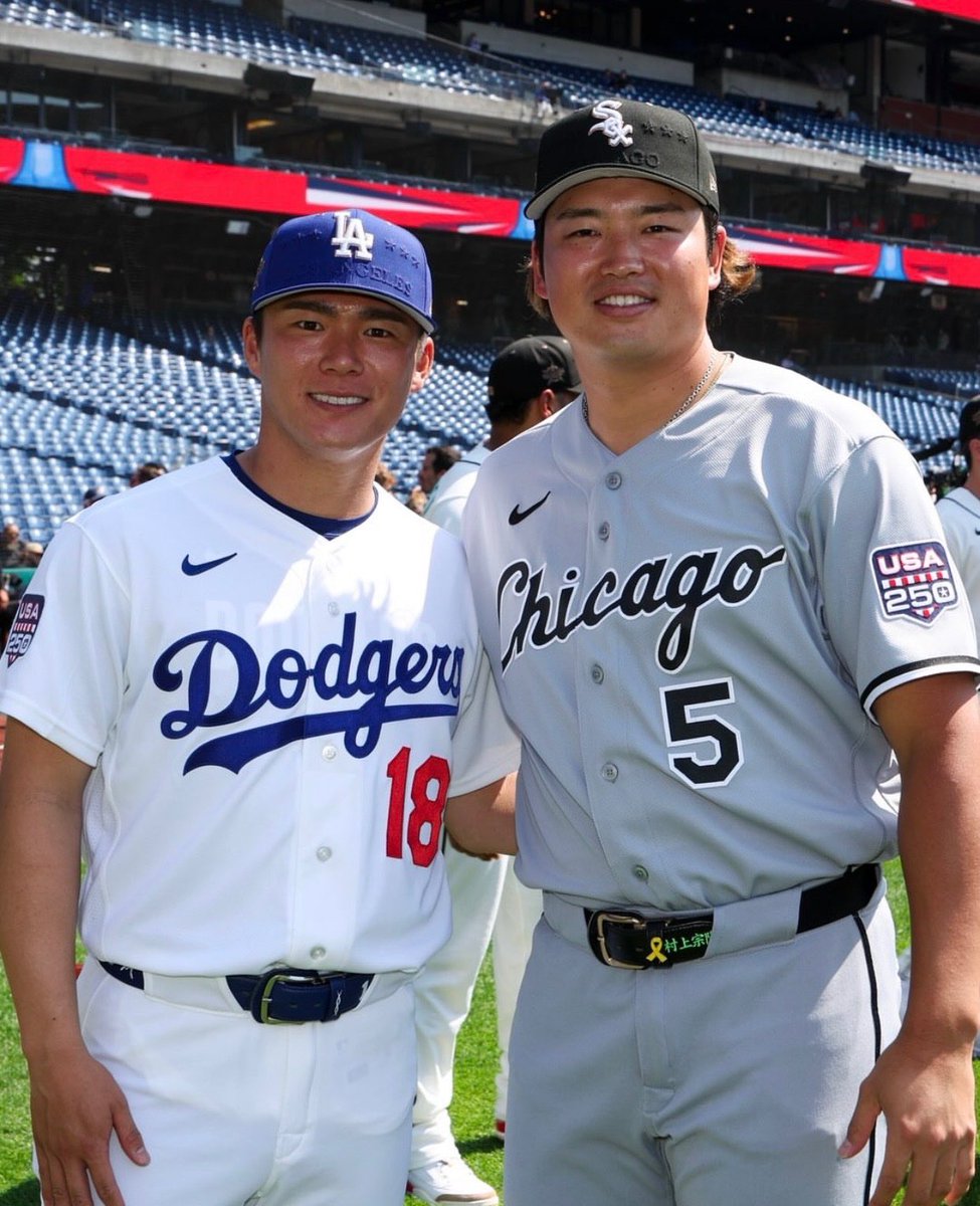 SoxOn35th_Japan's tweet photo. 山本由伸 🤝 村上宗隆 https://t.co/uYoDxpGxiE