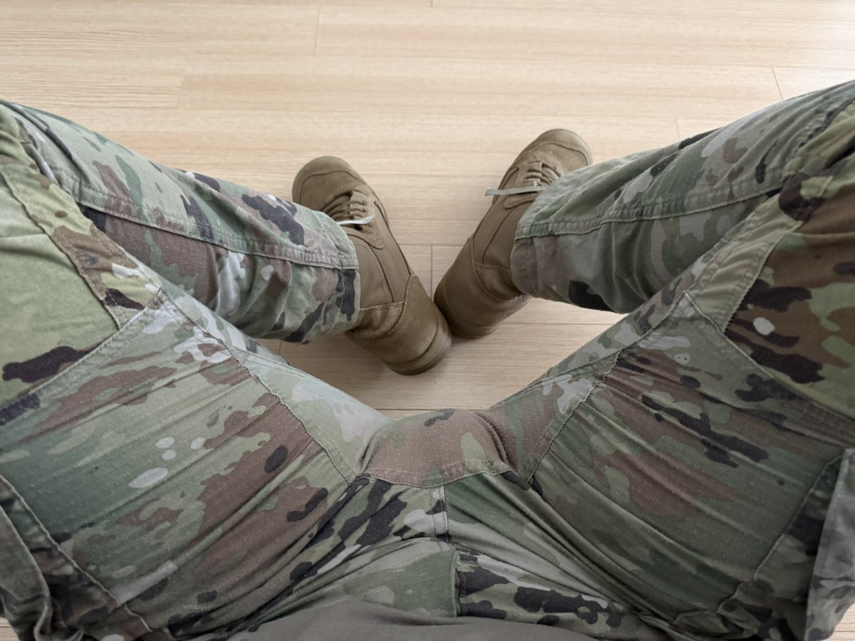 cuteboy_7131's tweet photo. I need new pants…. https://t.co/OVjnfmOVBi