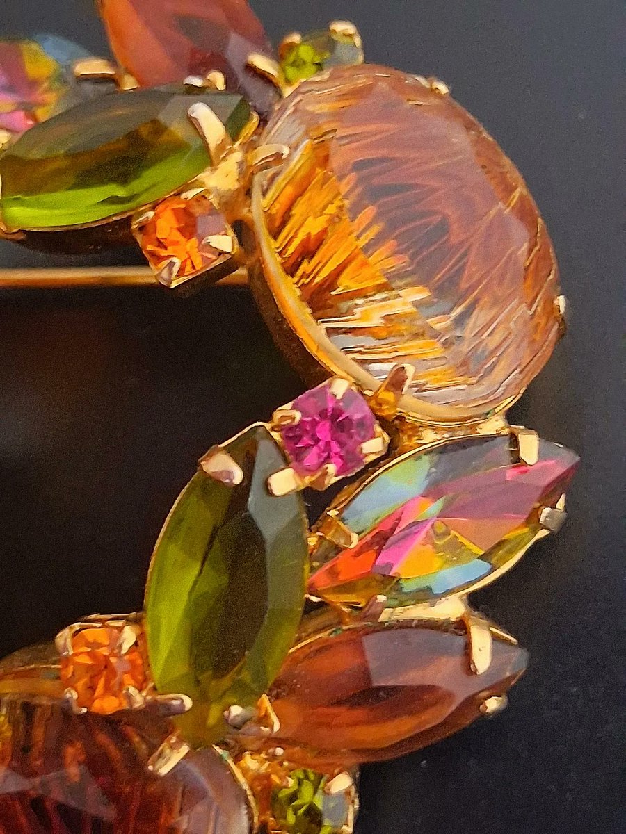 renaissancefai's tweet photo. Juliana D&E Rhinestone Wreath Brooch, Confirmed, Watermelon Art Glass, 1950s 1960s Gold Tone
https://t.co/N9ClrDqkCj?
#brooch #vintage #Juliana #D&E #midcentury #watermelon #rhinestones #wreath #goldplate #confirmed #verified #artglass https://t.co/he91JR9Bs3