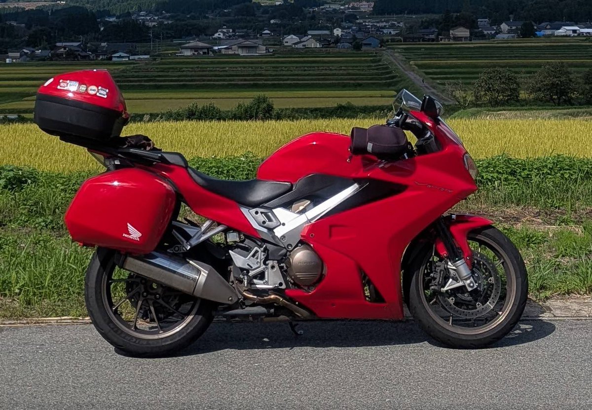 Futa_c_b's tweet photo. 【急募】

自宅の駐車場より親のバイクが盗難に遭いました。

車種:VFR800F
※写真のパニアケースはついてない状態です

現在、警察には届けたとのことですが、他にも対応可能なことってあるでしょうか？

お知恵ある方ご教示頂けますと幸いです。

#VFR  #拡散希望　#バイク　# https://t.co/8KauME6pdG