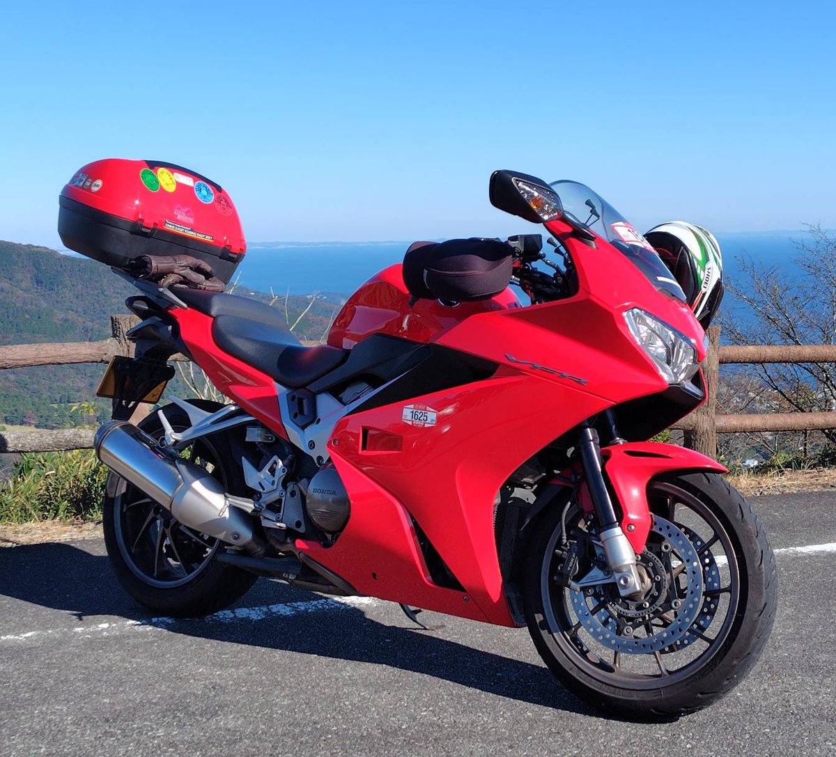 Futa_c_b's tweet photo. 【急募】

自宅の駐車場より親のバイクが盗難に遭いました。

車種:VFR800F
※写真のパニアケースはついてない状態です

現在、警察には届けたとのことですが、他にも対応可能なことってあるでしょうか？

お知恵ある方ご教示頂けますと幸いです。

#VFR  #拡散希望　#バイク　# https://t.co/8KauME6pdG
