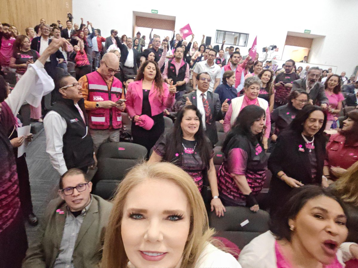 DeniseMeadeG's tweet photo. Nos dijeron imposible. Hoy les respondimos con una silla en el Consejo

Hoy el @INEMexico abre sus puertas y nosotros, los de @SomosMxMexico, entramos por la puerta grande. No como invitados, no como espectadores. Como partido. Como gente que cree que la política puede volver a ser de todas y todos.

Escuchar a @GuadalupeAcosta en el Consejo General no es solo un momento, es una promesa cumplida. Y ahí estamos, con el corazón adelante: ya llegamos.

@SomosMxMexico no compró su lugar, lo construyó con gente como tú.

Primera sesión del Consejo General del @INEMexico con @SomosMxMexico como partido nacional. Presentes, emocionados, con esperanza.